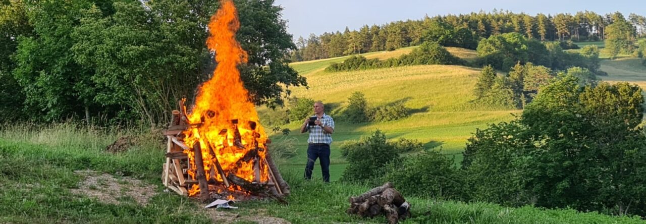 Gäste am Sommerhöck bei Sonnenuntergang